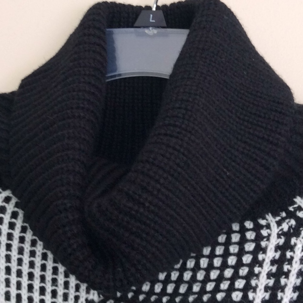 Beautiful brand new poncho - Picture 4 of 7